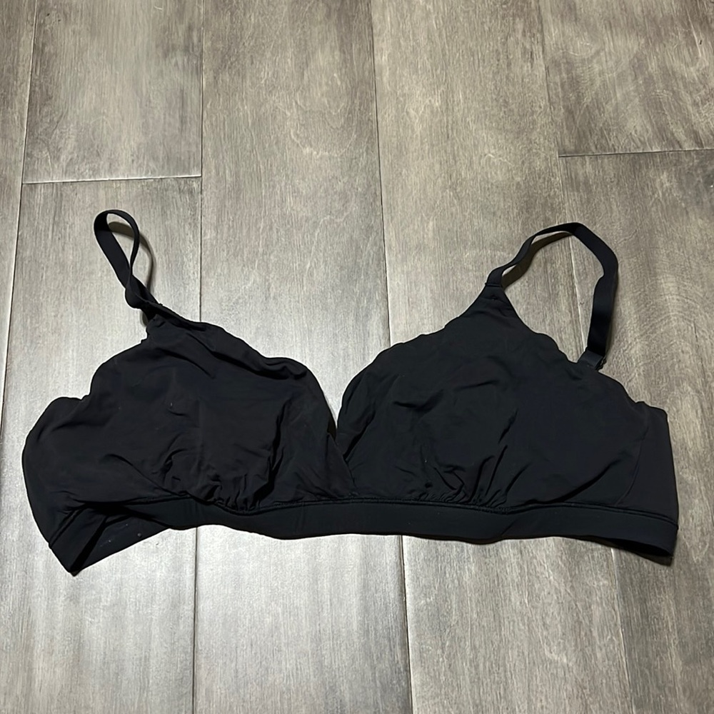 Skims black color bra only wore once love the bra just doesn’t fit my bust